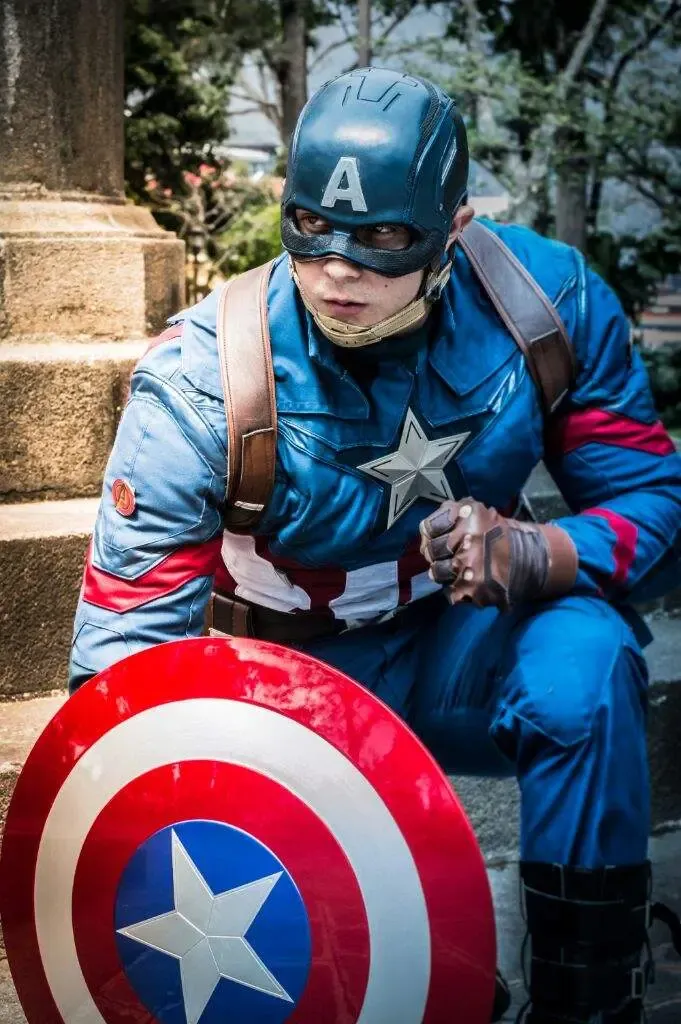 Capitán América con su escudo en una fiesta de superhéroes en Málaga